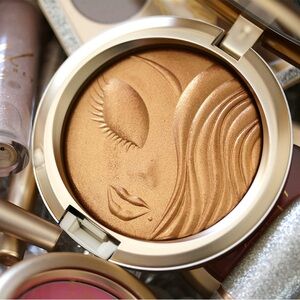 Limited Edition- Mac X Mariah Carey Highlighter